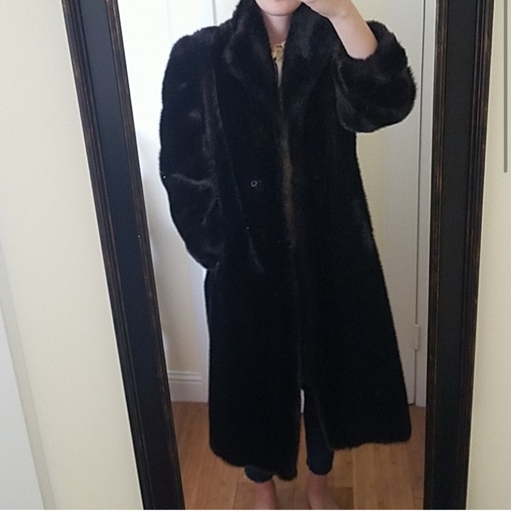 Elegant Black Fur Coat - Picture 3 of 5